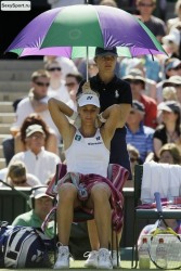Теннисистка в белых трусиках сидит раздвинув ноги