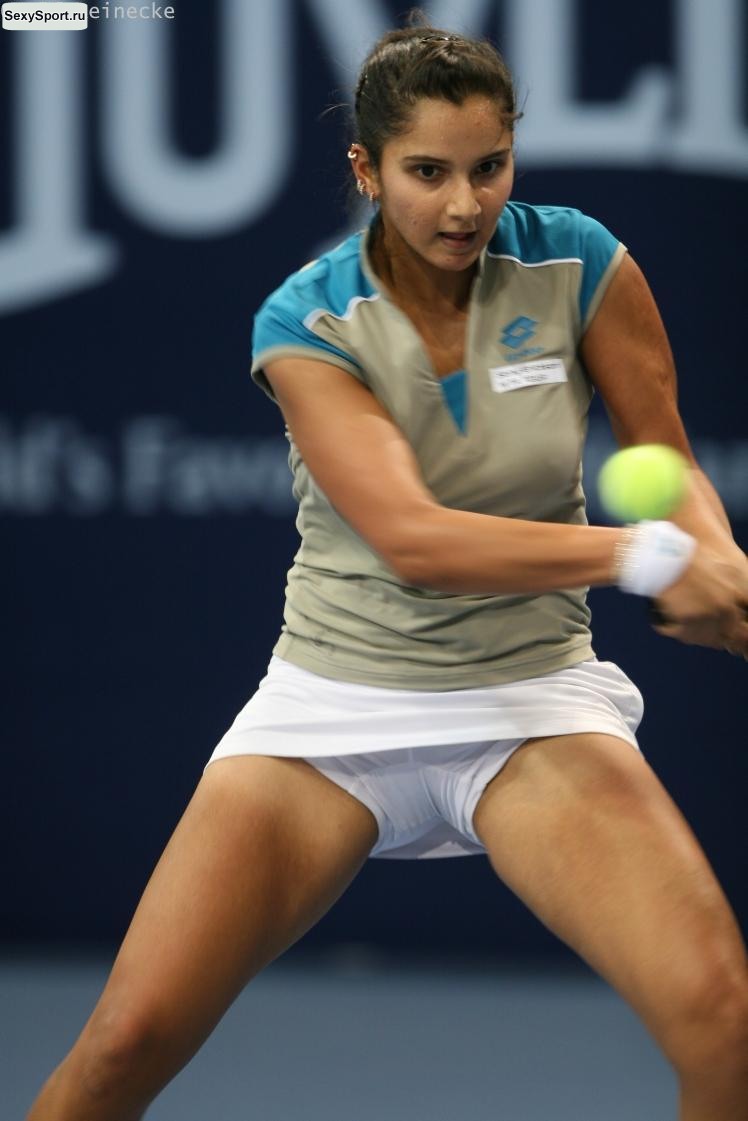 Теннисистка в короткой юбке показывает трусы