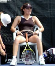 Теннисистка сидит на стуле раздвинув ноги