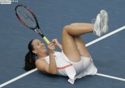 Теннисистка задрала ноги и показала свою круглую аппетитную попу
