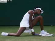 Темнокожая теннисистка выставила ногу и показала всем белые трусики