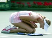 Теннисистка в нежной розовой юбке лежит на корте