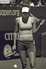 Теннисистка показывает наливные груди