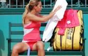 Теннисистка в красных трусах во время отдыха раздвинула ноги в сторону