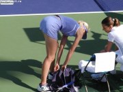 Теннисистка в сиреневой миниюбке наклонилась раком