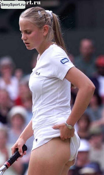 Молодая теннисистка задирает юбку и трусики
